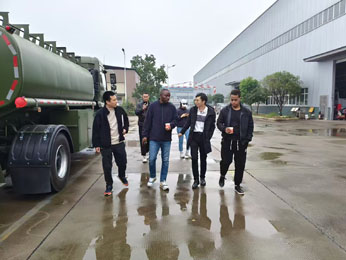 Un Cliente De Bangladesh Vino A Nuestra Empresa Para Comprar Camiones Petroleros