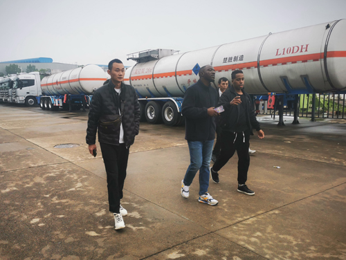 Los Clientes Africanos Visitaron A La Compa&ntilde;&iacute;a Para Inspeccionar El Proyecto De Cami&o